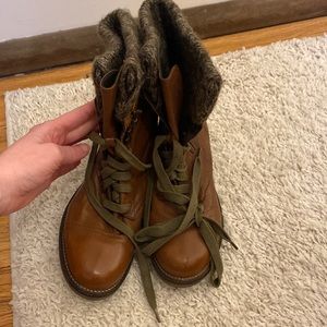 Lightly used brown Steve Madden lace up boots!!